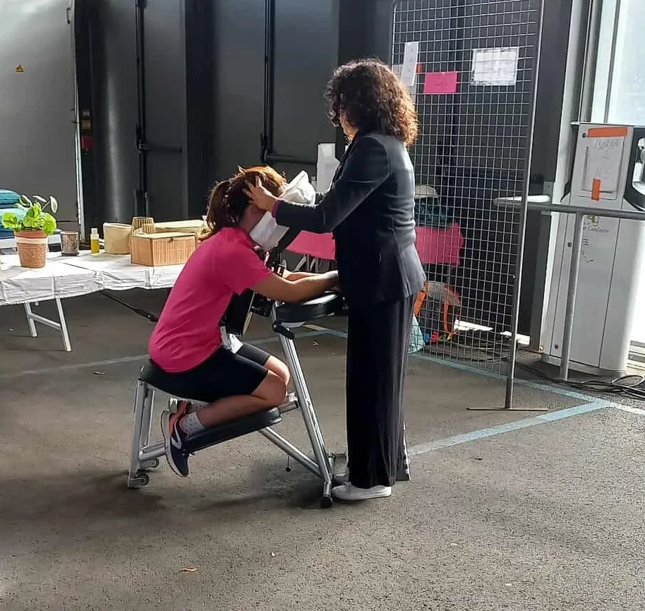 Orianne pratiquant le massage Amma Assis lors d'un événement