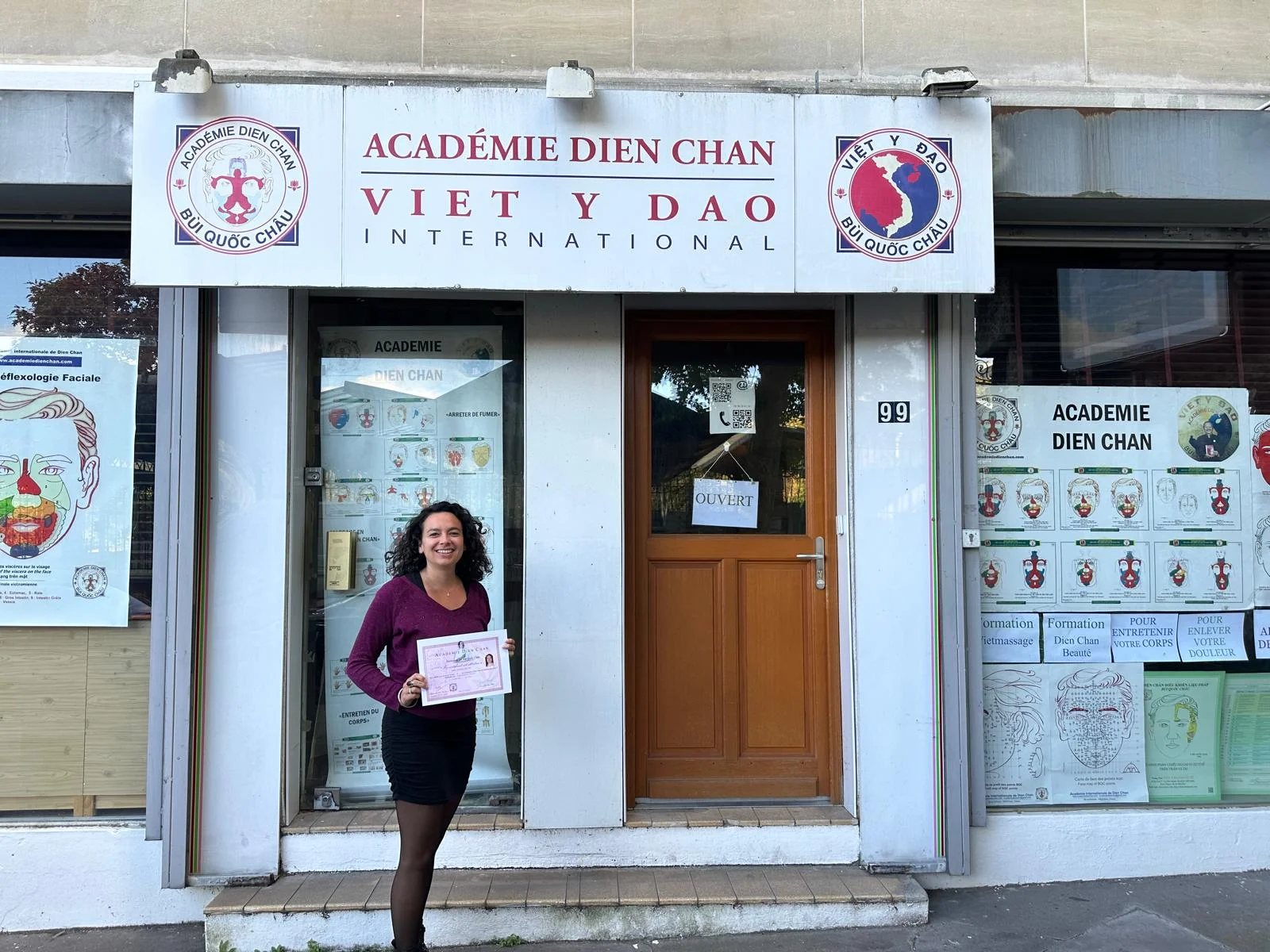 Orianne devant l'Académie Dien Chan Viêt Y Dao International au Viêtnam